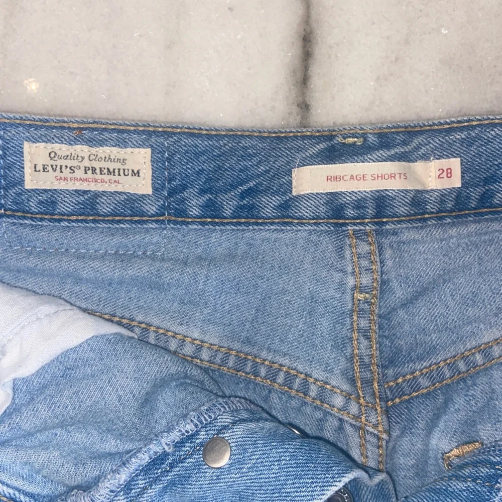 Levi’s Ribcage Shorts - Picture 5 of 5